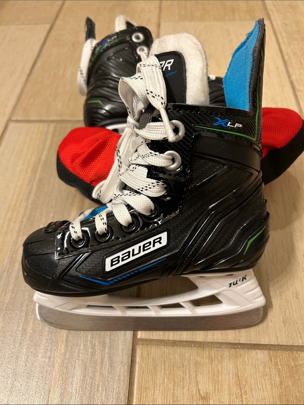 New Bauer XLP  Ice hockey skates with blade protectors size 8Y
